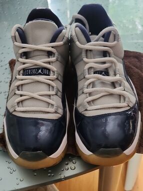 Jordan Low-Top Sneakers in Navy and Light Gray